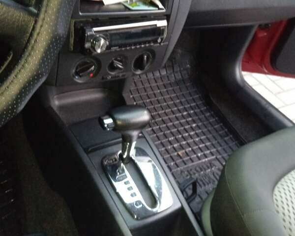 Красный Шкода Фабия, объемом двигателя 1.39 л и пробегом 226 тыс. км за 5400 $, фото 8 на Automoto.ua