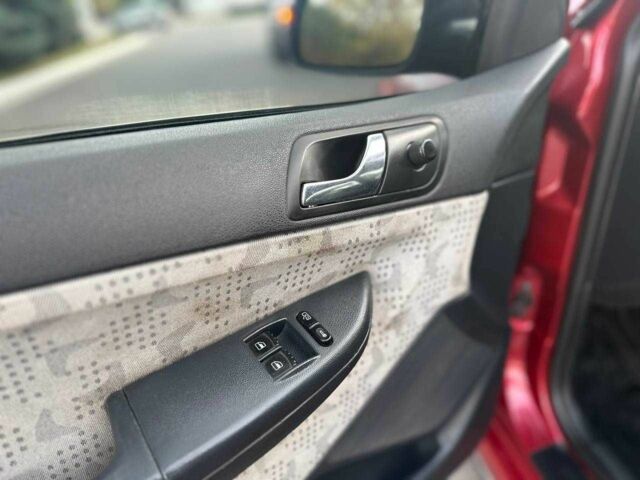 Шкода Фабия 2003 в Днепре (Днепропетровске) на Automoto.ua Красный Шкода Фабия, объемом двигателя 1.2 л и пробегом 373 тыс. км за 2850 $, фото 10 на Automoto.ua