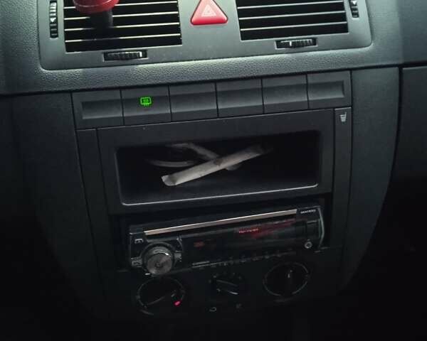 Красный Шкода Фабия, объемом двигателя 1.39 л и пробегом 226 тыс. км за 5400 $, фото 2 на Automoto.ua