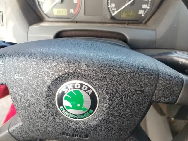 Червоний Шкода Фабія, об'ємом двигуна 1.2 л та пробігом 235 тис. км за 3200 $, фото 4 на Automoto.ua