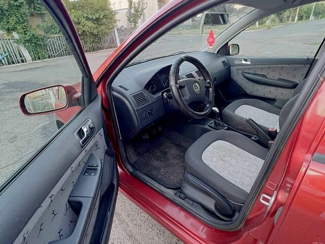 Красный Шкода Фабия, объемом двигателя 1.4 л и пробегом 247 тыс. км за 4200 $, фото 4 на Automoto.ua