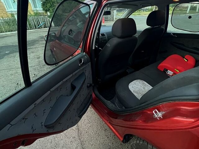 Красный Шкода Фабия, объемом двигателя 1.4 л и пробегом 247 тыс. км за 4200 $, фото 5 на Automoto.ua