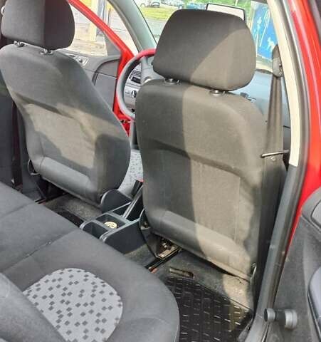 Красный Шкода Фабия, объемом двигателя 1.2 л и пробегом 184 тыс. км за 3000 $, фото 8 на Automoto.ua