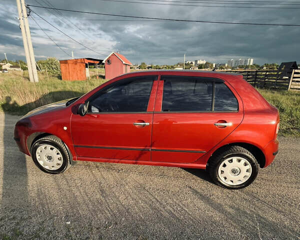Красный Шкода Фабия, объемом двигателя 1.2 л и пробегом 229 тыс. км за 3300 $, фото 4 на Automoto.ua