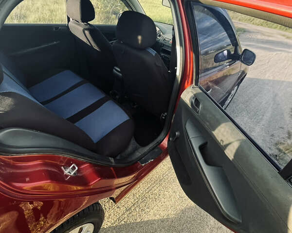 Красный Шкода Фабия, объемом двигателя 1.2 л и пробегом 229 тыс. км за 3300 $, фото 2 на Automoto.ua