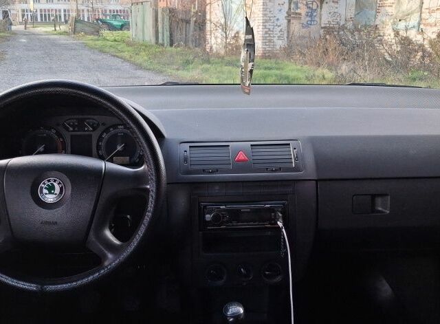 Красный Шкода Фабия, объемом двигателя 1.4 л и пробегом 365 тыс. км за 2999 $, фото 7 на Automoto.ua