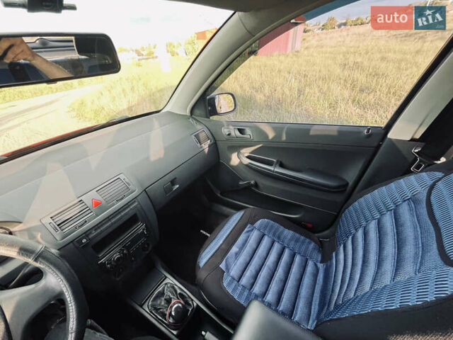 Красный Шкода Фабия, объемом двигателя 1.2 л и пробегом 229 тыс. км за 3300 $, фото 3 на Automoto.ua