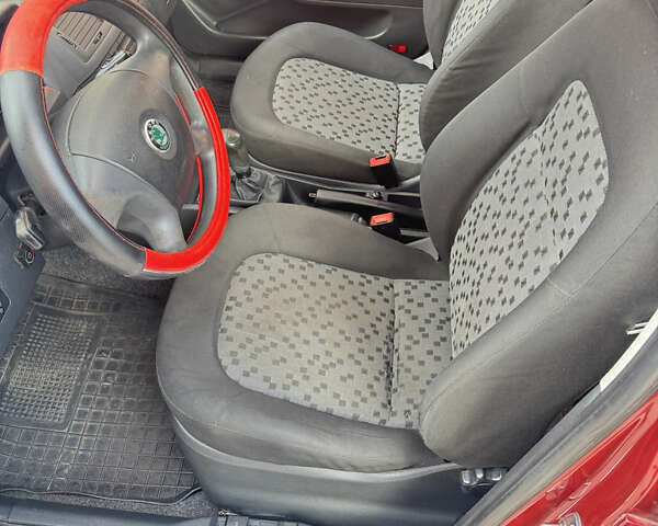 Красный Шкода Фабия, объемом двигателя 1.2 л и пробегом 155 тыс. км за 3499 $, фото 7 на Automoto.ua