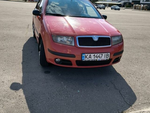 Красный Шкода Фабия, объемом двигателя 1.2 л и пробегом 300 тыс. км за 3500 $, фото 3 на Automoto.ua
