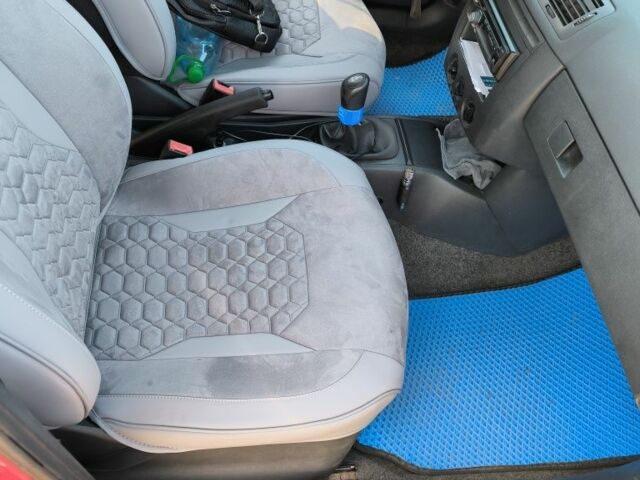 Красный Шкода Фабия, объемом двигателя 1.2 л и пробегом 300 тыс. км за 3500 $, фото 5 на Automoto.ua