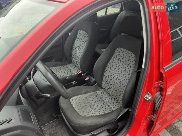 Красный Шкода Фабия, объемом двигателя 1.2 л и пробегом 264 тыс. км за 3250 $, фото 5 на Automoto.ua