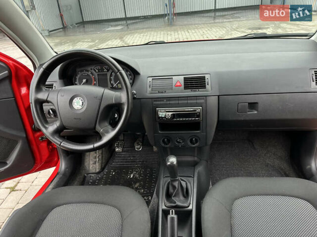 Красный Шкода Фабия, объемом двигателя 1.2 л и пробегом 180 тыс. км за 4500 $, фото 7 на Automoto.ua