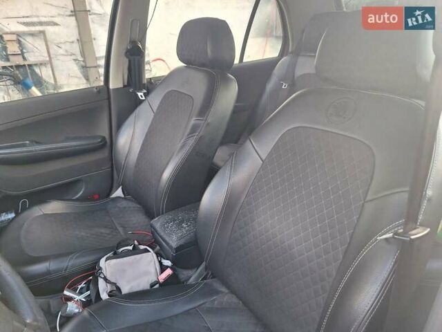 Красный Шкода Фабия, объемом двигателя 1.2 л и пробегом 260 тыс. км за 2700 $, фото 2 на Automoto.ua