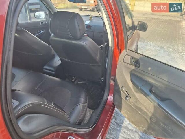 Красный Шкода Фабия, объемом двигателя 1.2 л и пробегом 260 тыс. км за 2700 $, фото 3 на Automoto.ua