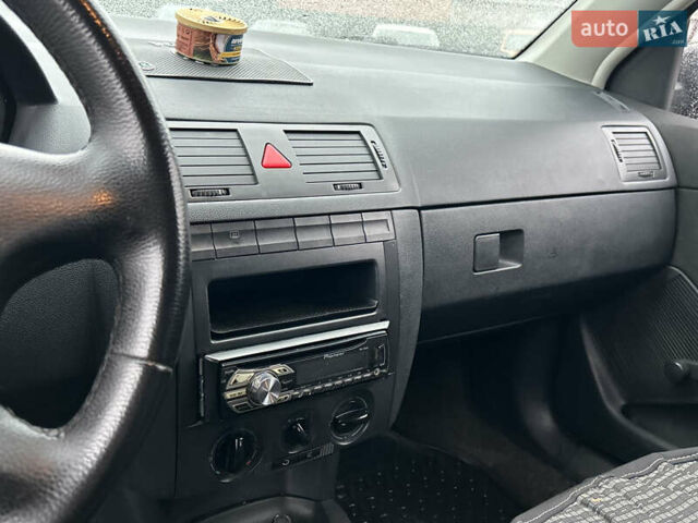 Красный Шкода Фабия, объемом двигателя 1.2 л и пробегом 189 тыс. км за 3599 $, фото 13 на Automoto.ua