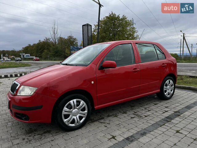 Красный Шкода Фабия, объемом двигателя 1.2 л и пробегом 180 тыс. км за 4500 $, фото 2 на Automoto.ua