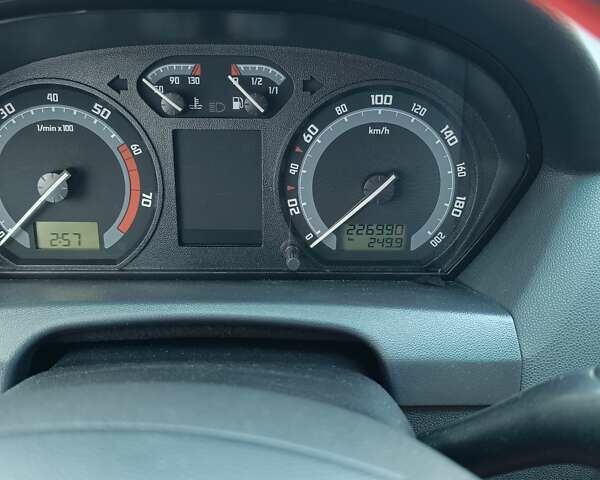 Красный Шкода Фабия, объемом двигателя 1.4 л и пробегом 226 тыс. км за 5200 $, фото 14 на Automoto.ua