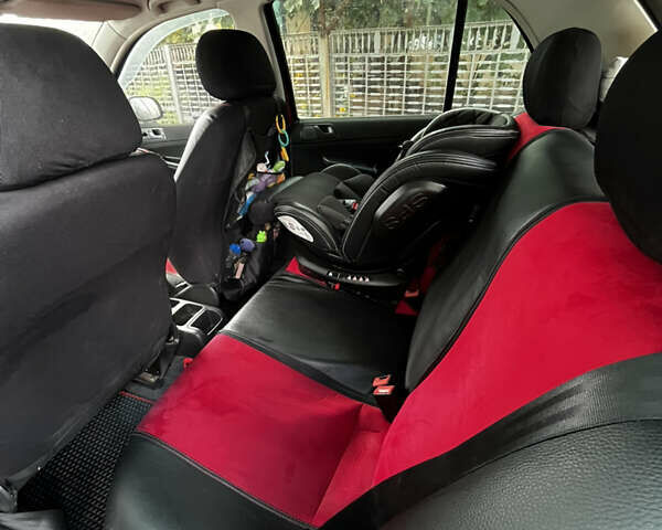 Шкода Фабия 2006 в Кременчуге на Automoto.ua Красный Шкода Фабия, объемом двигателя 1.2 л и пробегом 248 тыс. км за 4000 $, фото 3 на Automoto.ua