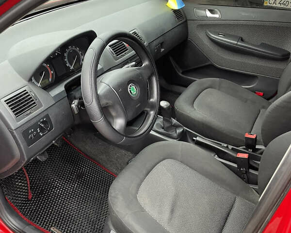 Шкода Фабия 2006 в Звенигородка на Automoto.ua Красный Шкода Фабия, объемом двигателя 1.39 л и пробегом 291 тыс. км за 4100 $, фото 5 на Automoto.ua