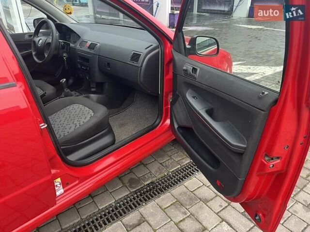 Красный Шкода Фабия, объемом двигателя 1.2 л и пробегом 264 тыс. км за 3250 $, фото 6 на Automoto.ua