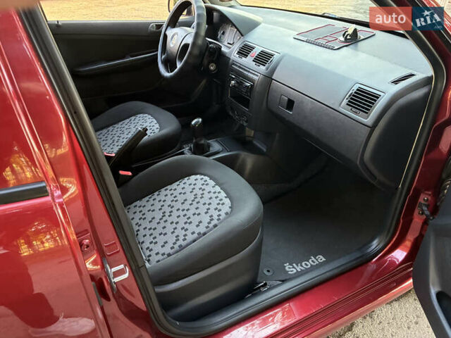Червоний Шкода Фабія, об'ємом двигуна 1.2 л та пробігом 150 тис. км за 3550 $, фото 4 на Automoto.ua