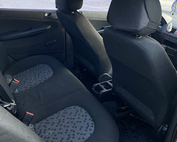 Червоний Шкода Фабія, об'ємом двигуна 1.2 л та пробігом 231 тис. км за 3800 $, фото 8 на Automoto.ua