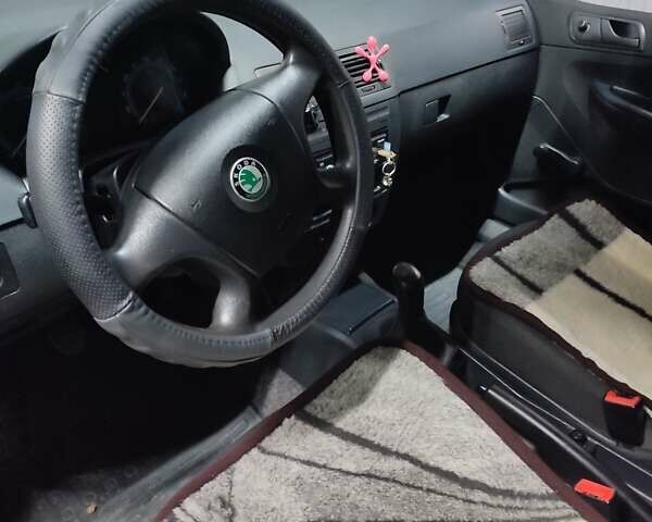 Красный Шкода Фабия, объемом двигателя 1.2 л и пробегом 200 тыс. км за 3300 $, фото 6 на Automoto.ua