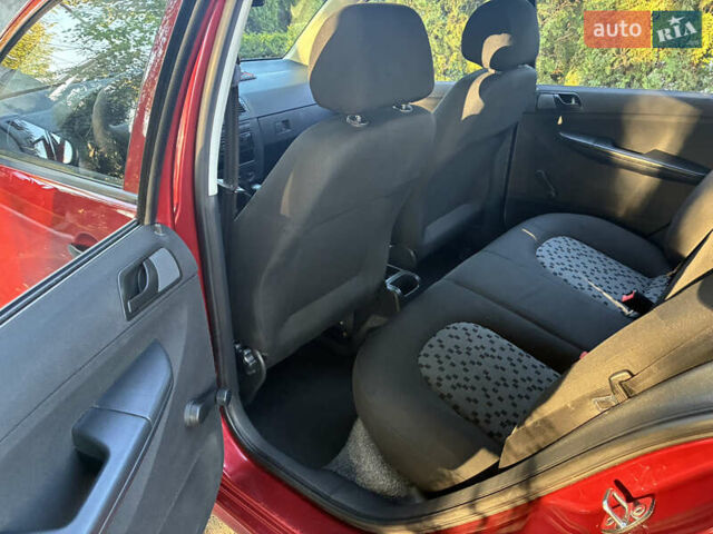 Червоний Шкода Фабія, об'ємом двигуна 1.2 л та пробігом 150 тис. км за 3950 $, фото 7 на Automoto.ua