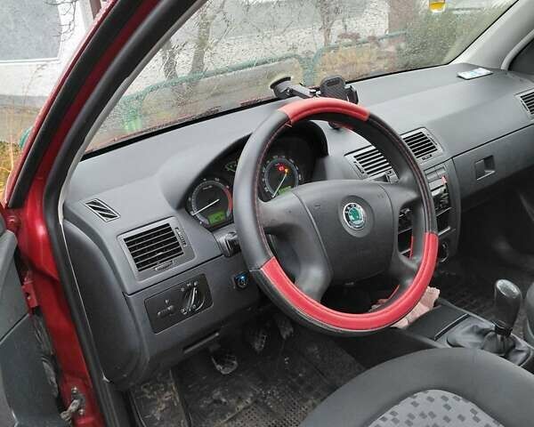 Красный Шкода Фабия, объемом двигателя 1.2 л и пробегом 156 тыс. км за 4050 $, фото 3 на Automoto.ua