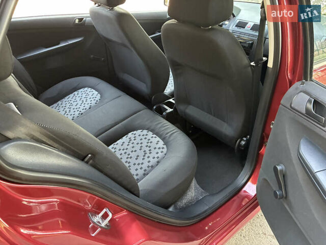 Червоний Шкода Фабія, об'ємом двигуна 1.2 л та пробігом 150 тис. км за 3550 $, фото 5 на Automoto.ua