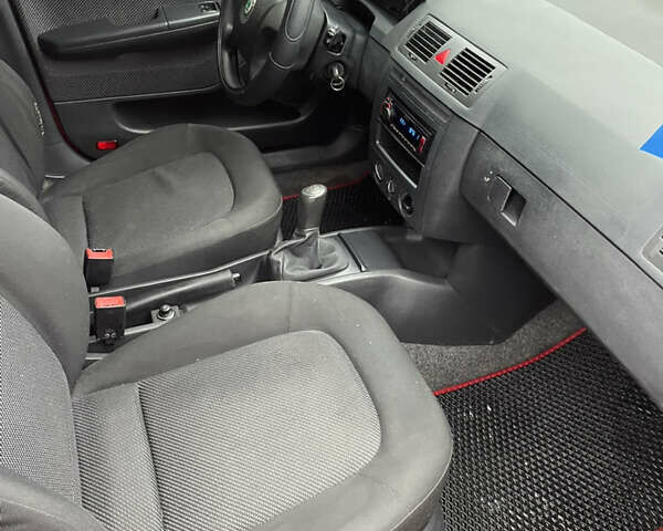 Шкода Фабия 2006 в Звенигородка на Automoto.ua Красный Шкода Фабия, объемом двигателя 1.39 л и пробегом 291 тыс. км за 4100 $, фото 7 на Automoto.ua