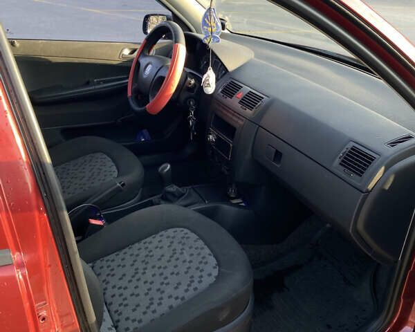 Червоний Шкода Фабія, об'ємом двигуна 1.2 л та пробігом 231 тис. км за 3800 $, фото 6 на Automoto.ua