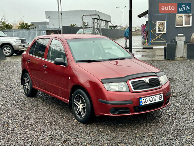 Красный Шкода Фабия, объемом двигателя 1.2 л и пробегом 189 тыс. км за 3599 $, фото 2 на Automoto.ua