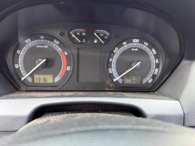 Красный Шкода Фабия, объемом двигателя 1.2 л и пробегом 283 тыс. км за 3700 $, фото 8 на Automoto.ua