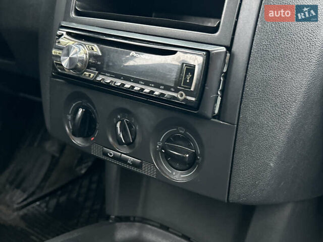 Красный Шкода Фабия, объемом двигателя 1.2 л и пробегом 189 тыс. км за 3599 $, фото 9 на Automoto.ua