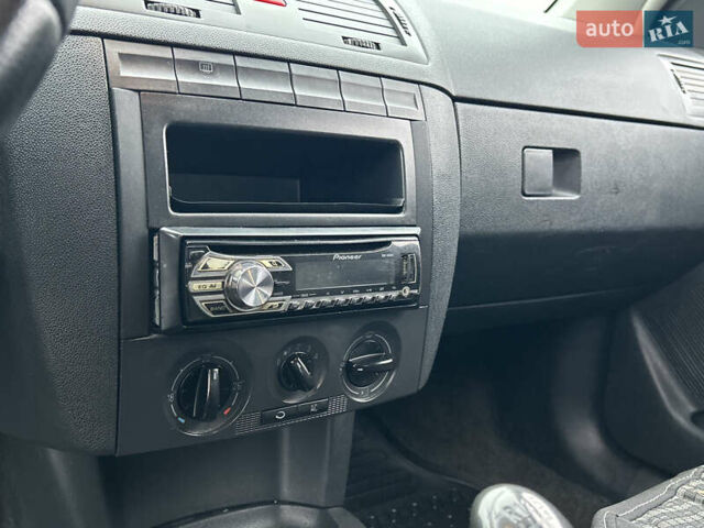 Красный Шкода Фабия, объемом двигателя 1.2 л и пробегом 189 тыс. км за 3599 $, фото 12 на Automoto.ua