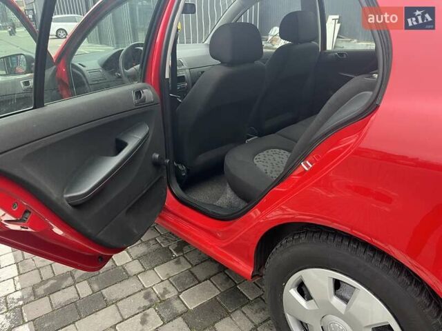 Красный Шкода Фабия, объемом двигателя 1.2 л и пробегом 264 тыс. км за 3250 $, фото 8 на Automoto.ua