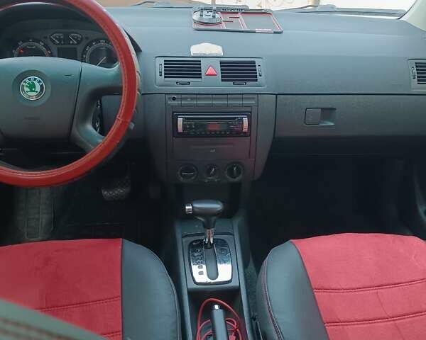 Красный Шкода Фабия, объемом двигателя 1.4 л и пробегом 226 тыс. км за 5200 $, фото 8 на Automoto.ua