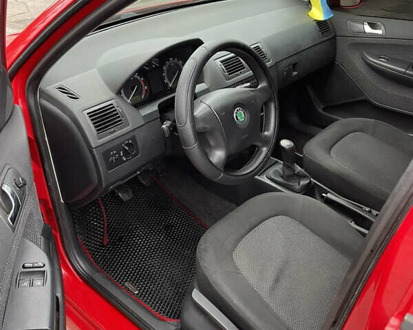 Шкода Фабия 2006 в Звенигородка на Automoto.ua Красный Шкода Фабия, объемом двигателя 1.39 л и пробегом 291 тыс. км за 4100 $, фото 6 на Automoto.ua