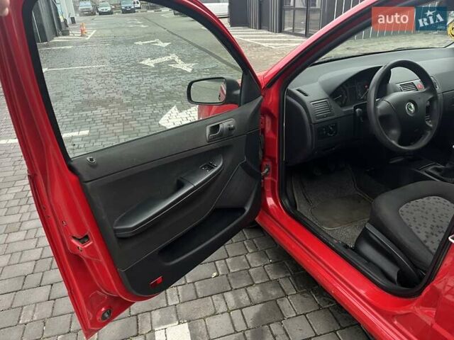 Красный Шкода Фабия, объемом двигателя 1.2 л и пробегом 264 тыс. км за 3250 $, фото 4 на Automoto.ua