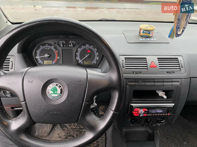 Красный Шкода Фабия, объемом двигателя 1.2 л и пробегом 189 тыс. км за 2999 $, фото 8 на Automoto.ua