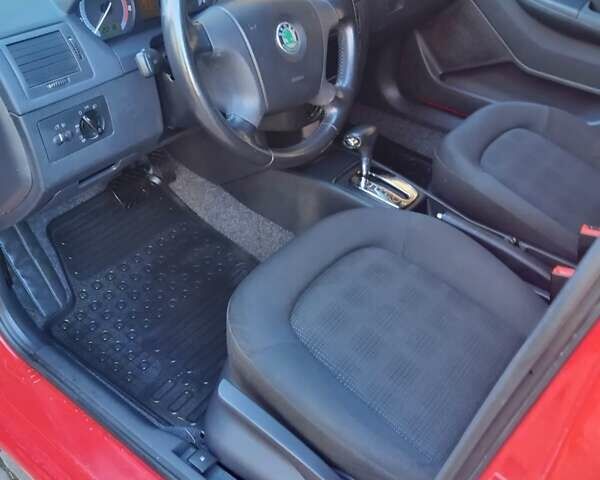 Шкода Фабия 2006 в Ивано-Франковске на Automoto.ua Красный Шкода Фабия, объемом двигателя 1.4 л и пробегом 190 тыс. км за 5500 $, фото 3 на Automoto.ua