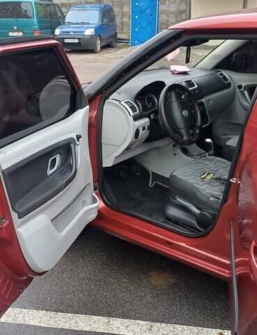 Красный Шкода Фабия, объемом двигателя 1.39 л и пробегом 280 тыс. км за 3900 $, фото 20 на Automoto.ua