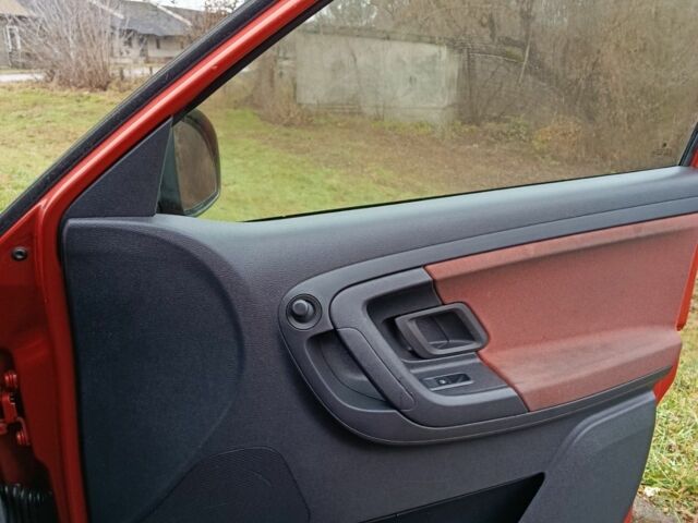 Красный Шкода Фабия, объемом двигателя 1.4 л и пробегом 207 тыс. км за 4500 $, фото 8 на Automoto.ua