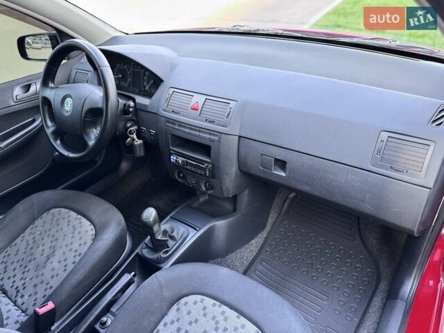 Красный Шкода Фабия, объемом двигателя 1.2 л и пробегом 175 тыс. км за 3300 $, фото 11 на Automoto.ua