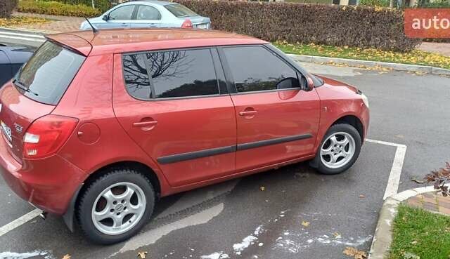 Красный Шкода Фабия, объемом двигателя 1.39 л и пробегом 280 тыс. км за 3900 $, фото 7 на Automoto.ua