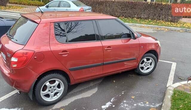 Красный Шкода Фабия, объемом двигателя 1.39 л и пробегом 280 тыс. км за 3900 $, фото 4 на Automoto.ua