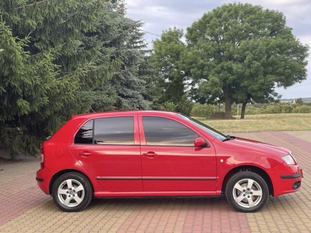 Красный Шкода Фабия, объемом двигателя 1.4 л и пробегом 250 тыс. км за 5200 $, фото 2 на Automoto.ua