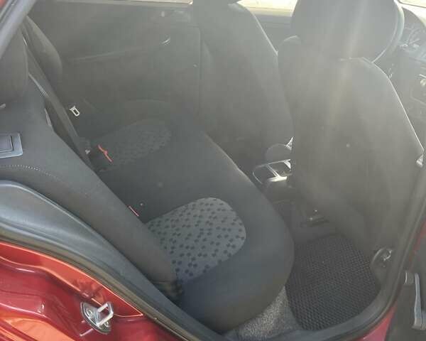 Красный Шкода Фабия, объемом двигателя 1.2 л и пробегом 253 тыс. км за 3750 $, фото 5 на Automoto.ua