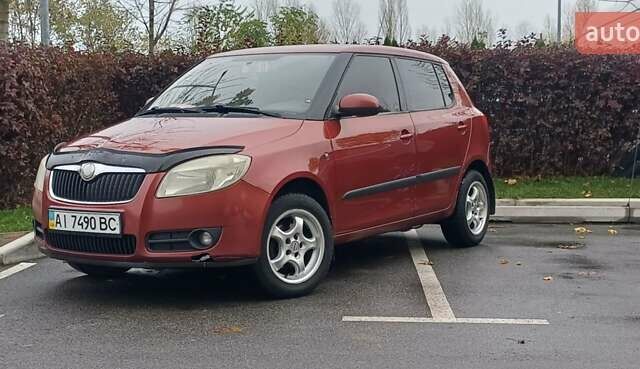Красный Шкода Фабия, объемом двигателя 1.39 л и пробегом 280 тыс. км за 3900 $, фото 2 на Automoto.ua